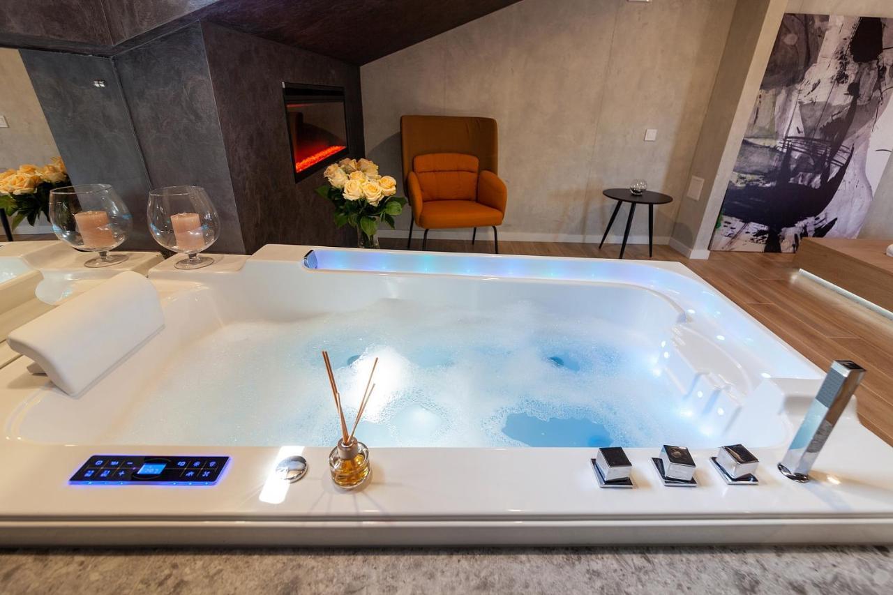 Royal Vip Jacuzzi Apart Lviv Luaran gambar