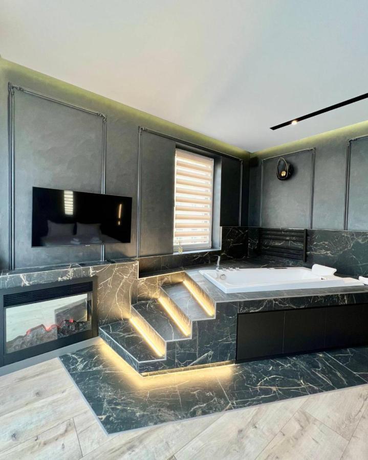 Royal Vip Jacuzzi Apart Lviv Luaran gambar
